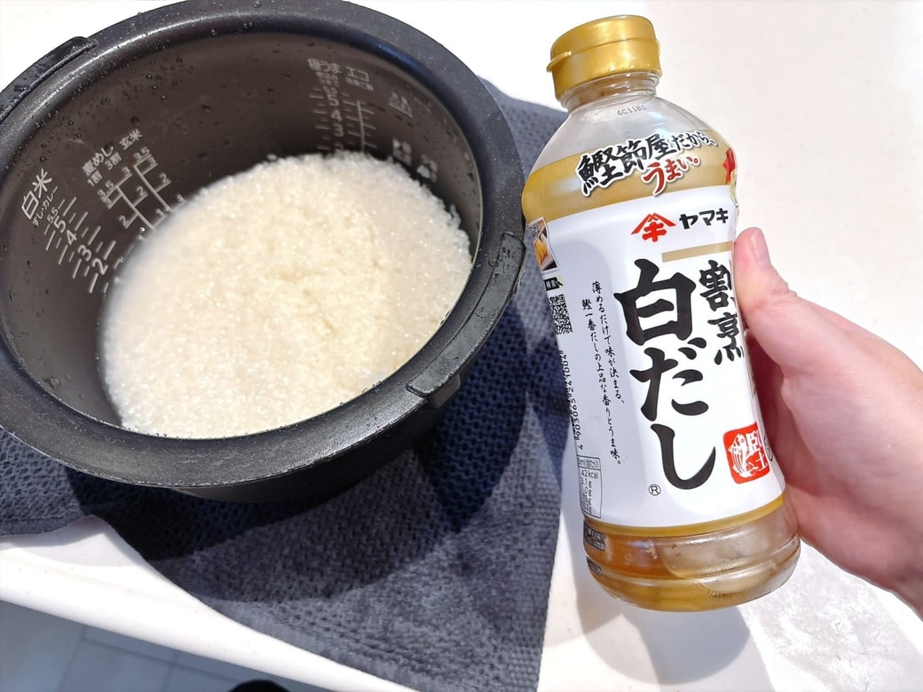 手順1.お米を洗ったら、白だしを50ml入れる