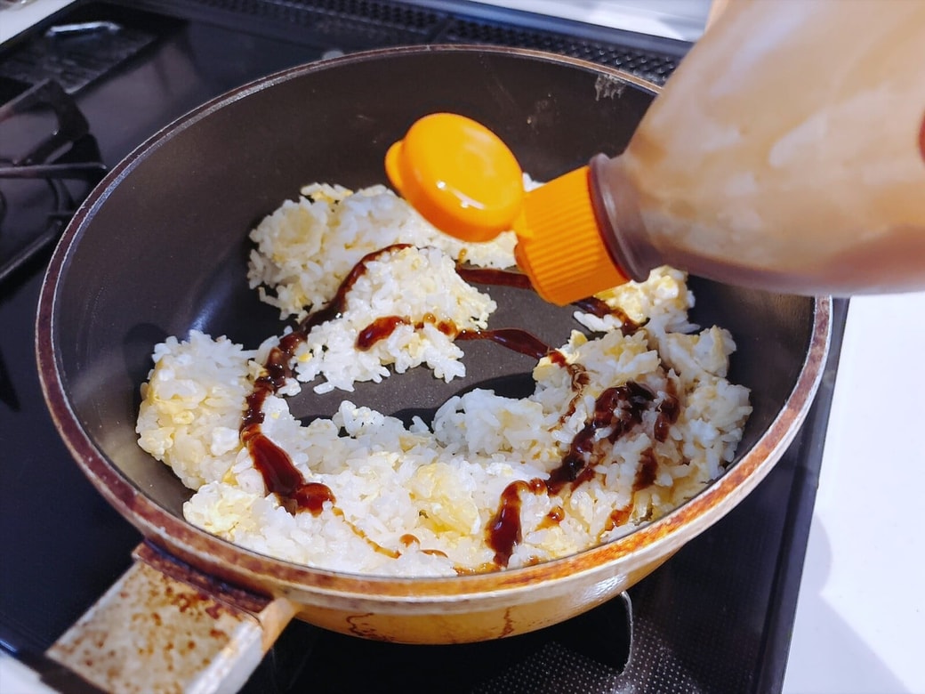 手順3．お好みソースで味つけしたら、皿に移す