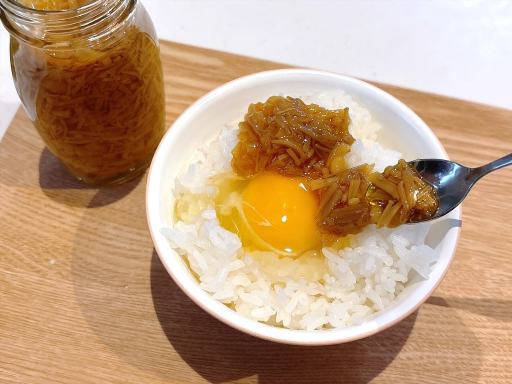 卵のまわりを囲むように、なめたけを大さじ1のせる