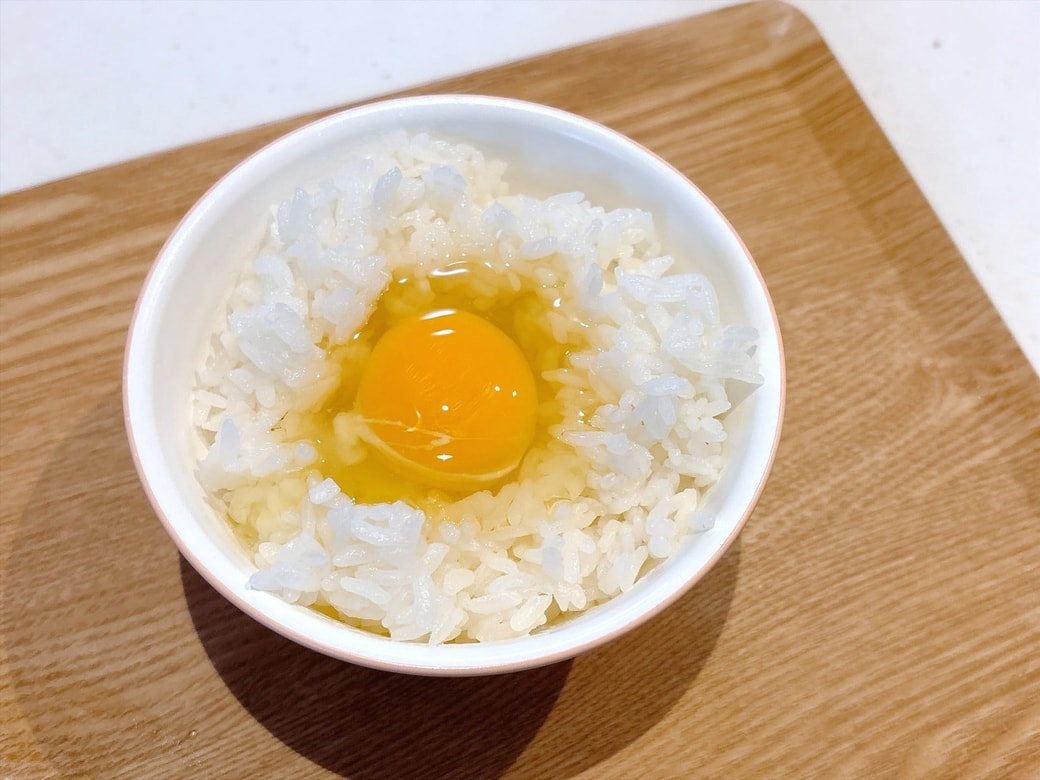 手順1．茶碗にごはんを盛り、卵となめたけをのせる