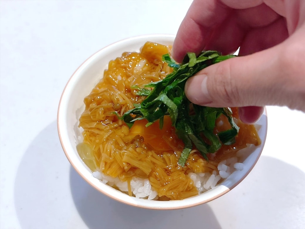 手順2．軸を取って洗った青じそを、手でちぎりながらのせる