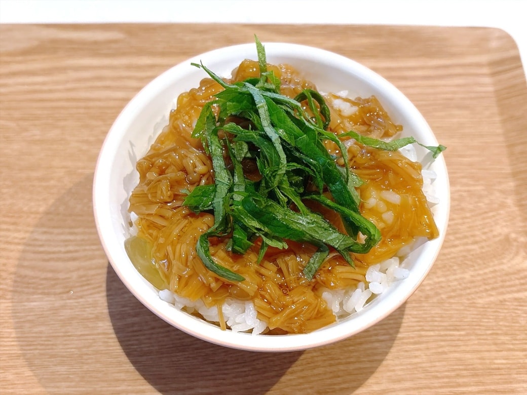 できあがった「なめたけ卵かけごはん」