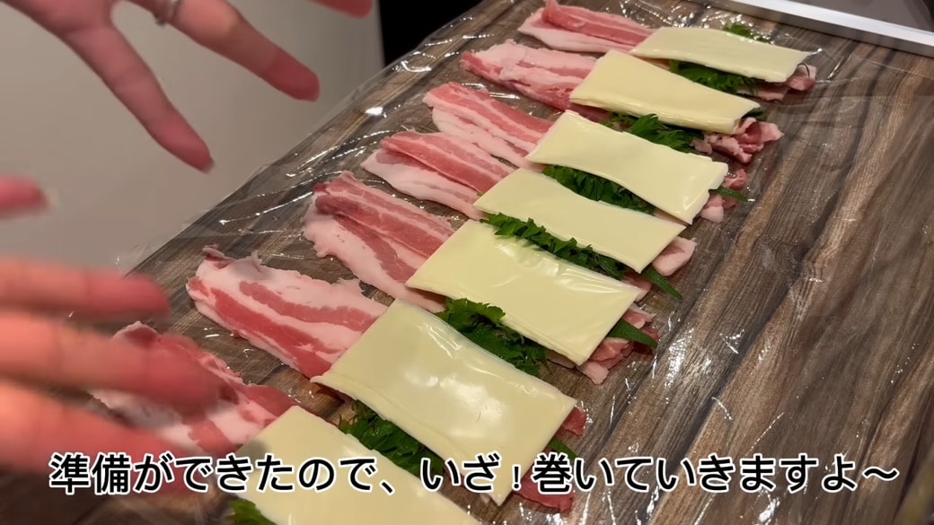 チーズを大葉の上にのせる