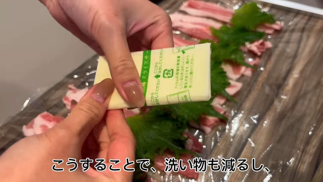 スライスチーズを半分にカットする