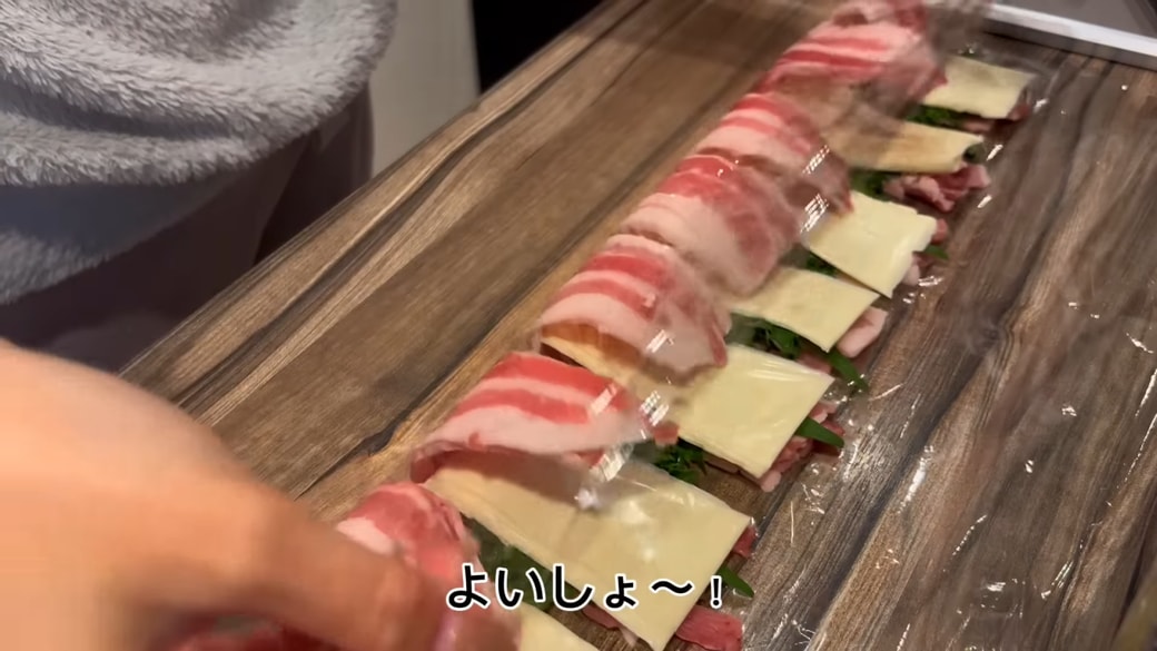 ラップの手前を持ち上げる