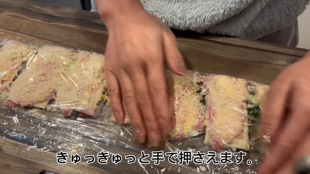 ラップの上から手で押さえる