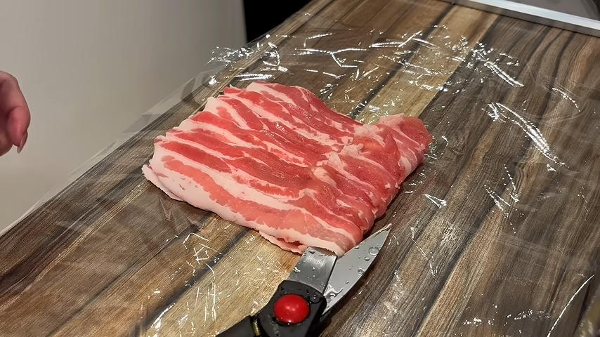 豚バラを半分に切る