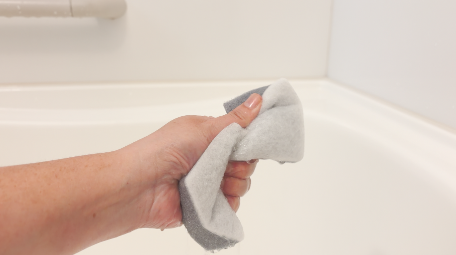 スポンジの水気を絞る