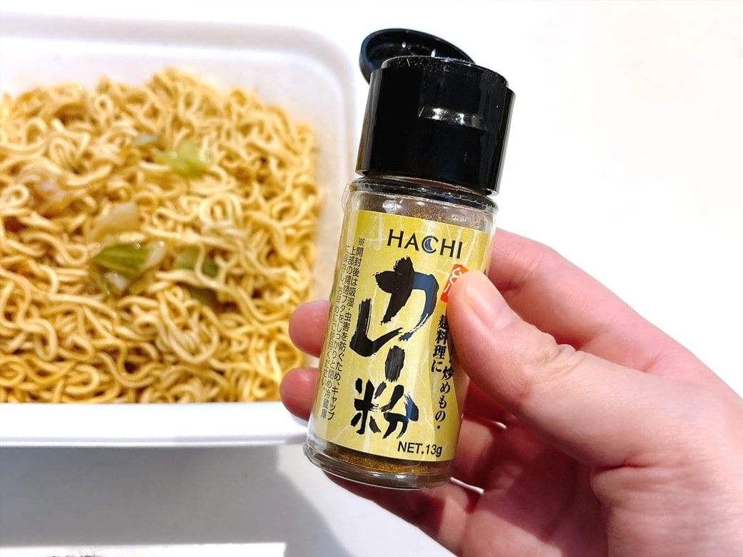 手順2.カップ焼きそばにカレー粉を加える