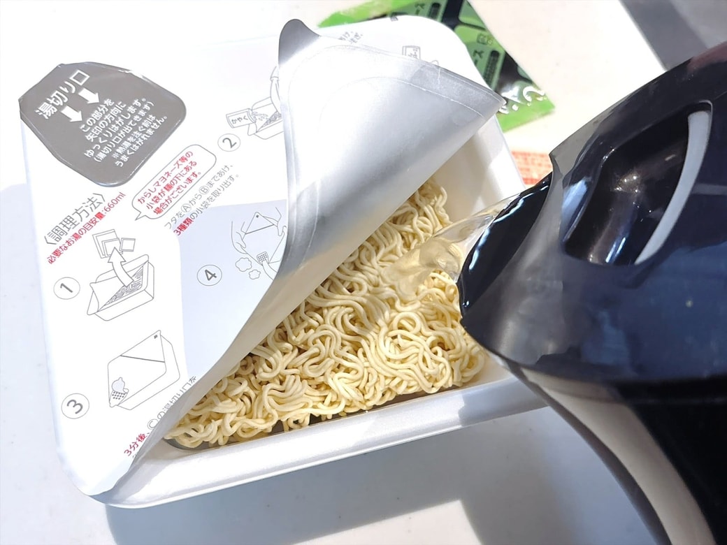 手順1.お湯を注ぎ、カップ焼きそばを作る