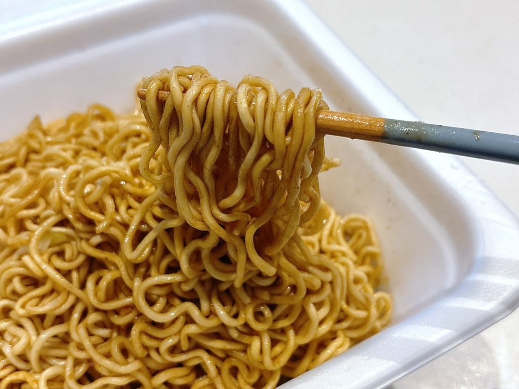 ソースの味を追いかけるように、カレーの風味がふわっと広がる
