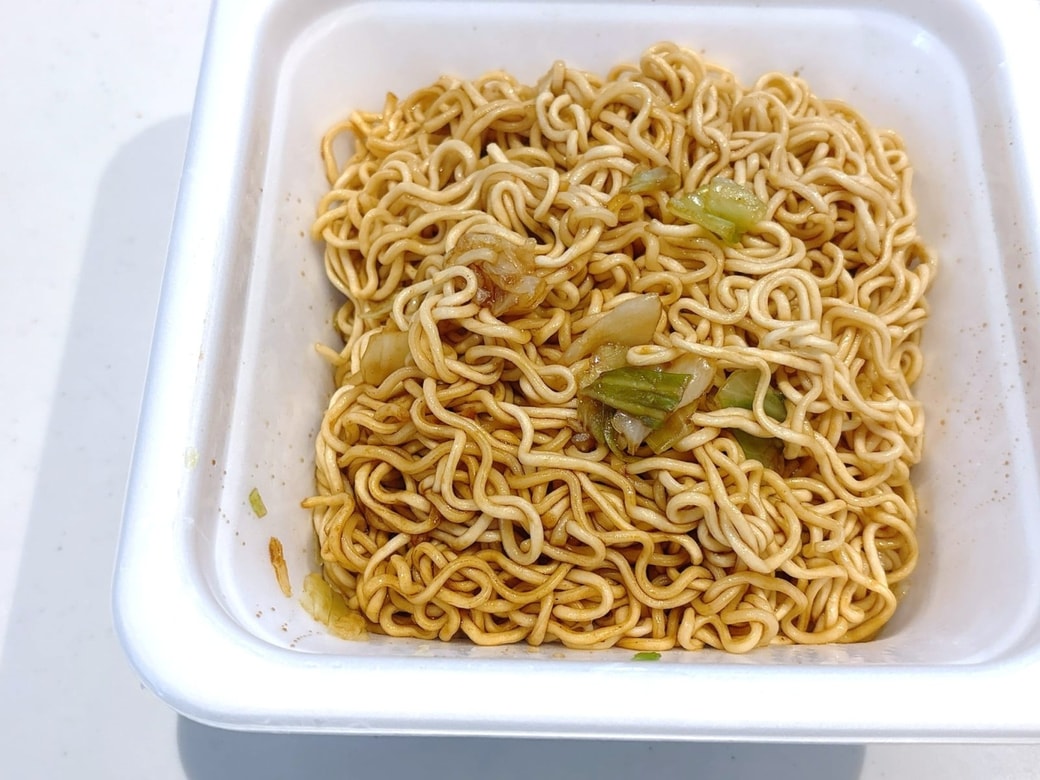 できあがった「カレーカップ焼きそば」