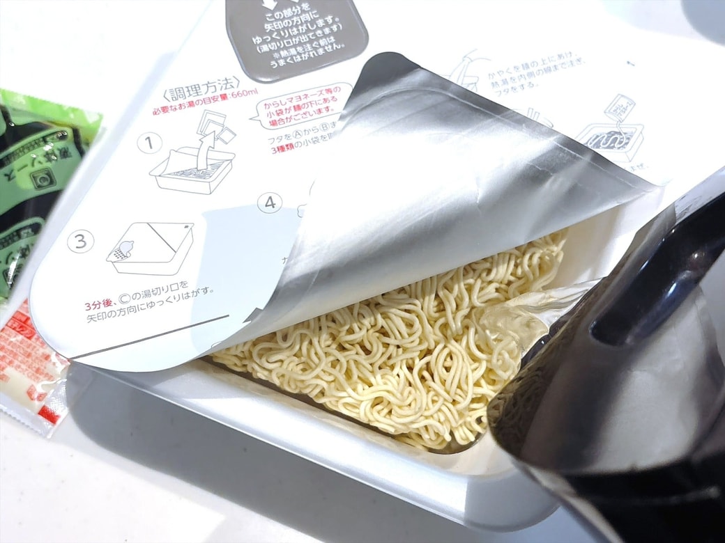 手順1.いつも通りの手順で、カップ焼きそばを作る