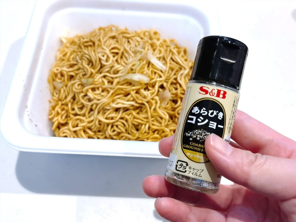 手順2.カップ焼きそばにブラックペッパーをかける