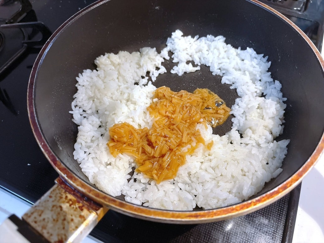 手順2.なめたけを加えて炒める