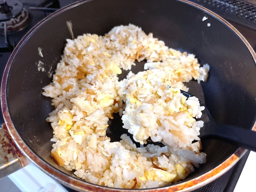 半熟になったところで、ごはんと炒め合わせる