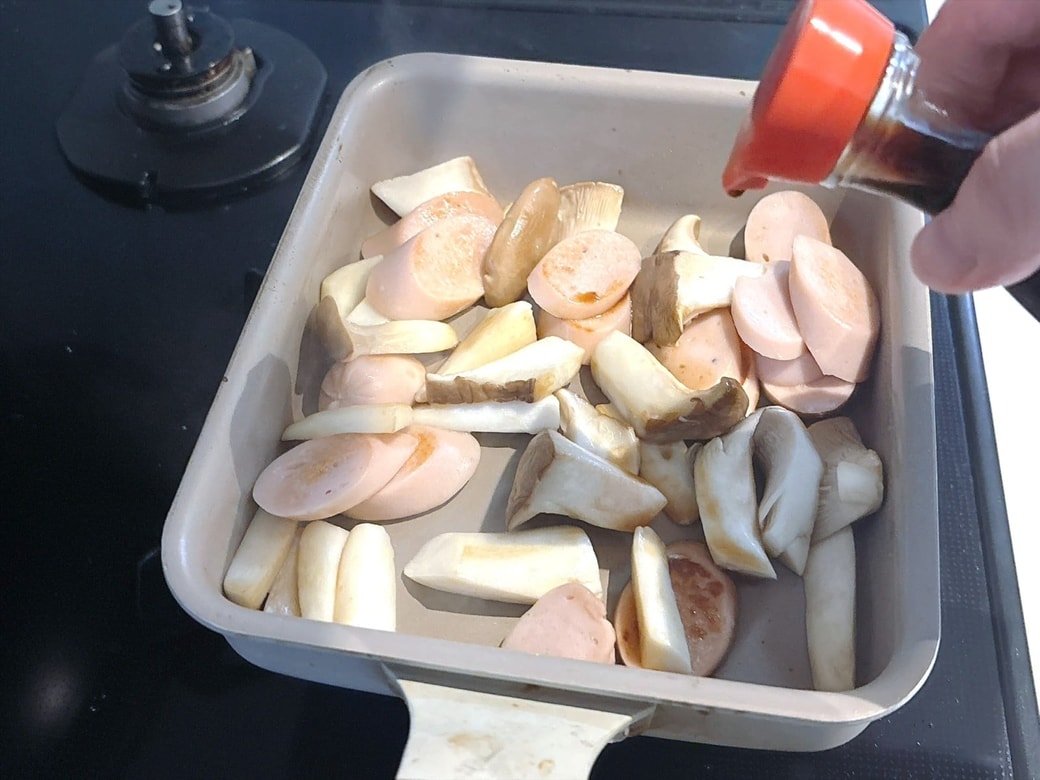 手順3.醤油をまわしかけたら、さっと炒める