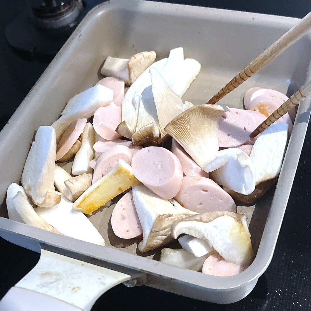 手順2.フライパンにバターを入れて溶かし、魚肉ソーセージとエリンギを炒める