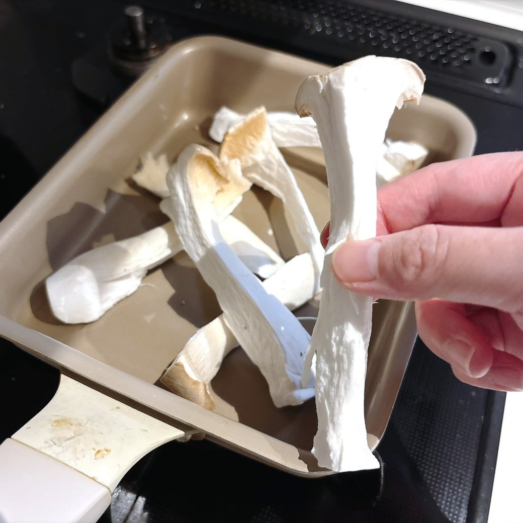 手順1．エリンギを手で裂いて、食べやすい大きさにする