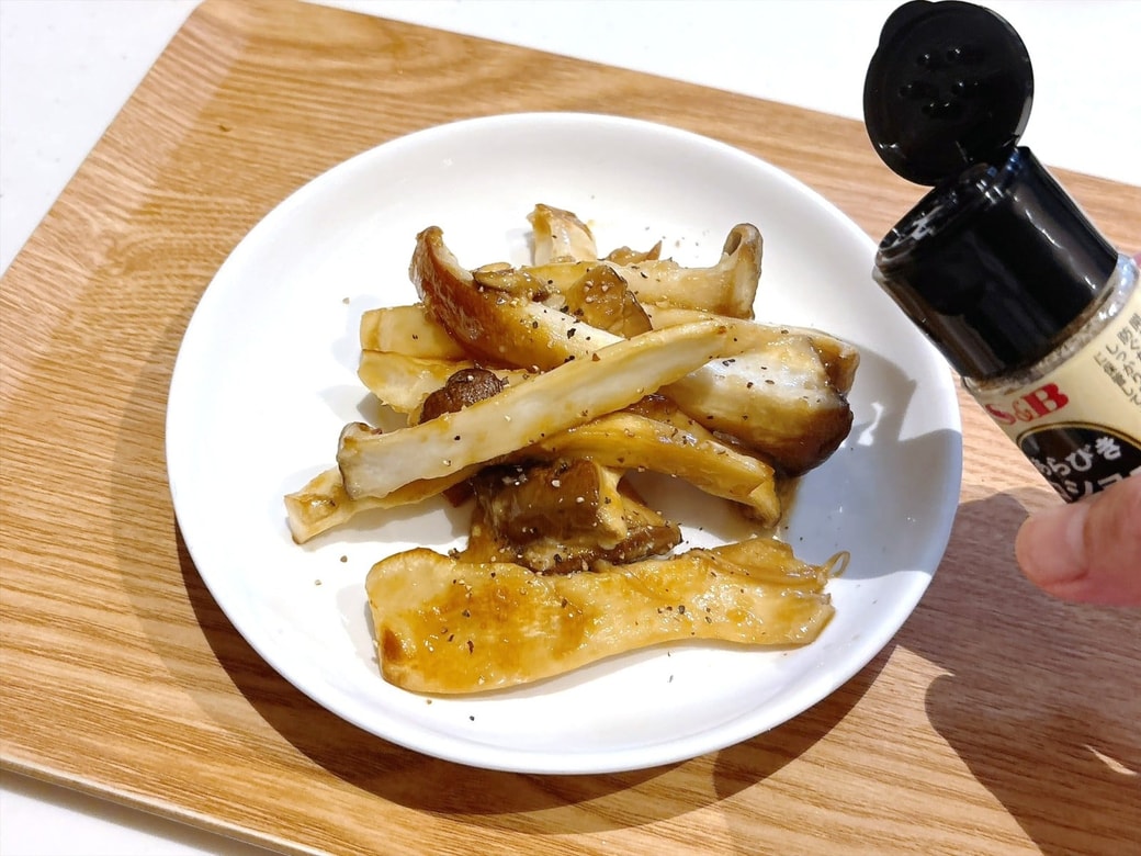 手順4．皿に移し、ブラックペッパーをかけたらできあがり