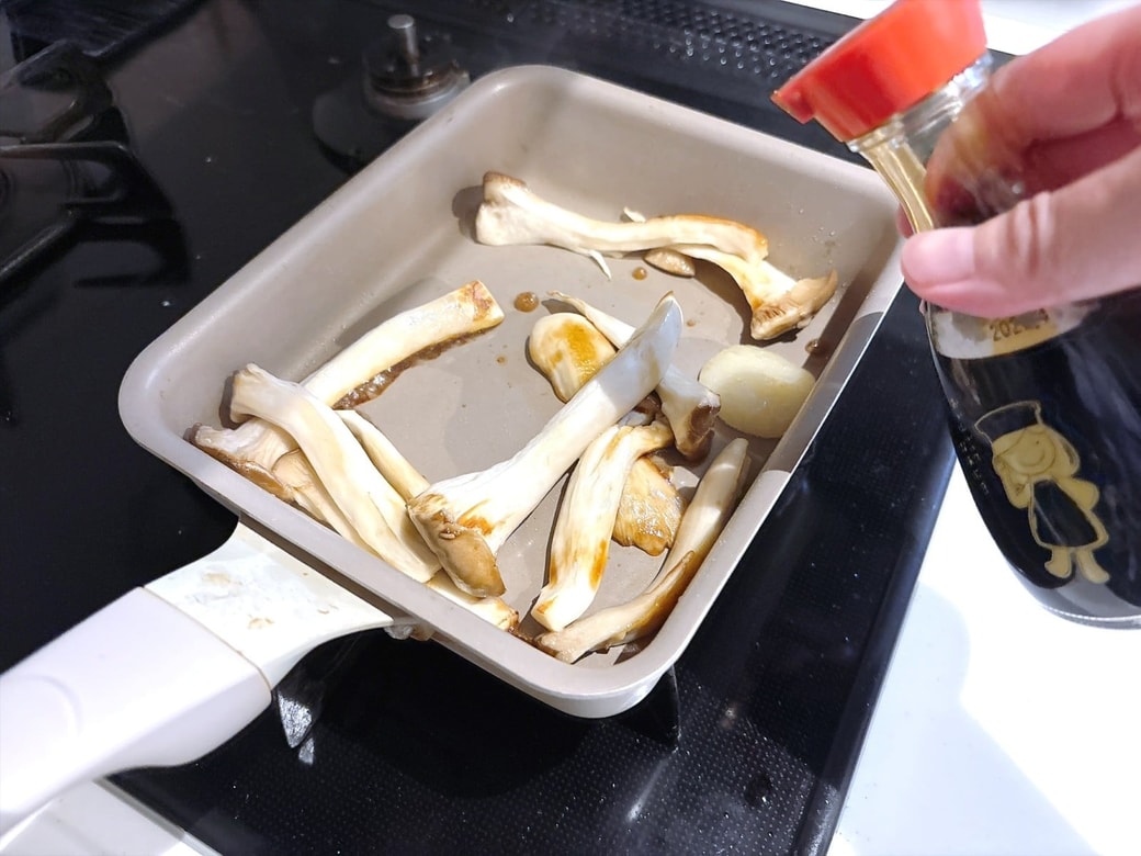 手順3．醤油・にんにくチューブを加えて、さっと炒める