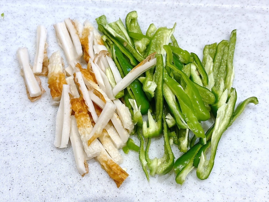 手順1．ピーマンとちくわを細切りにする