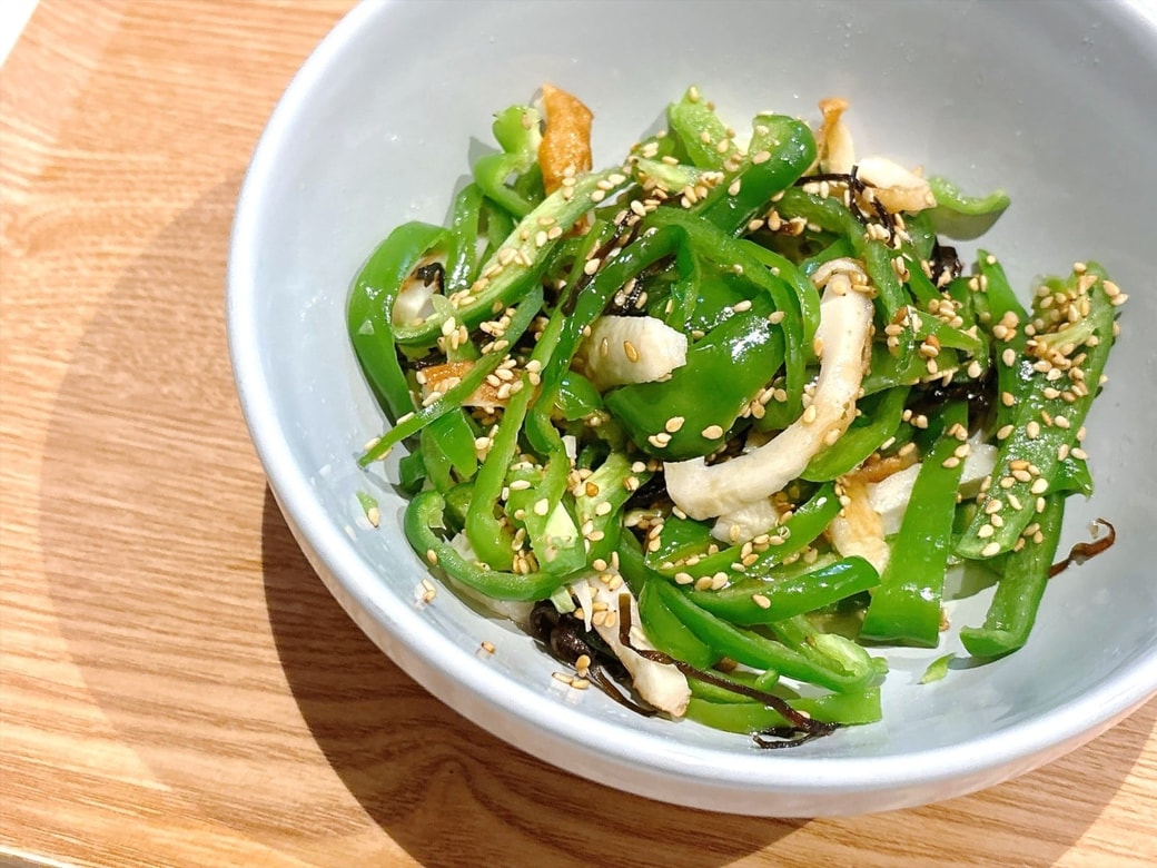ちくわが入ることでボリュームも出せるので、ピーマンだけで作るよりも食べごたえが出る