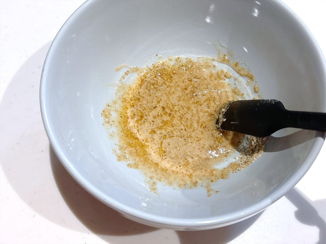 手順1.器に、ごまドレッシング・すりごま・ごま油を入れて混ぜる