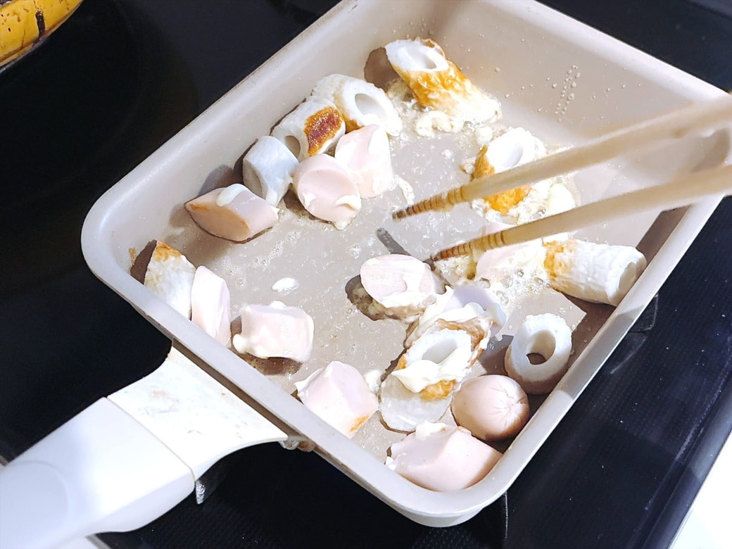 手順2．魚肉ソーセージとちくわにマヨネーズをかけて、こんがりと炒める
