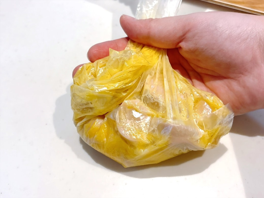 先に片栗粉をまぶしておくと、魚肉ソーセージから卵がはがれにくくなる