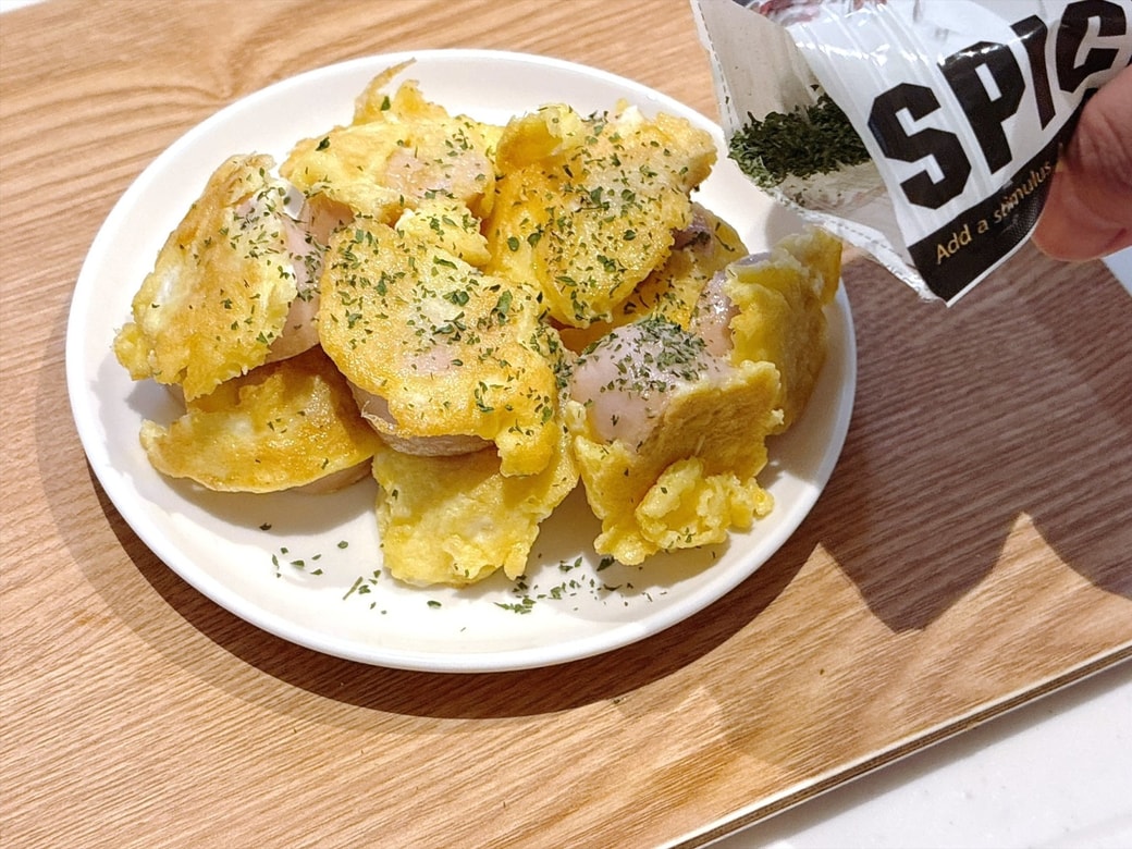 皿に移したら、乾燥パセリをふる