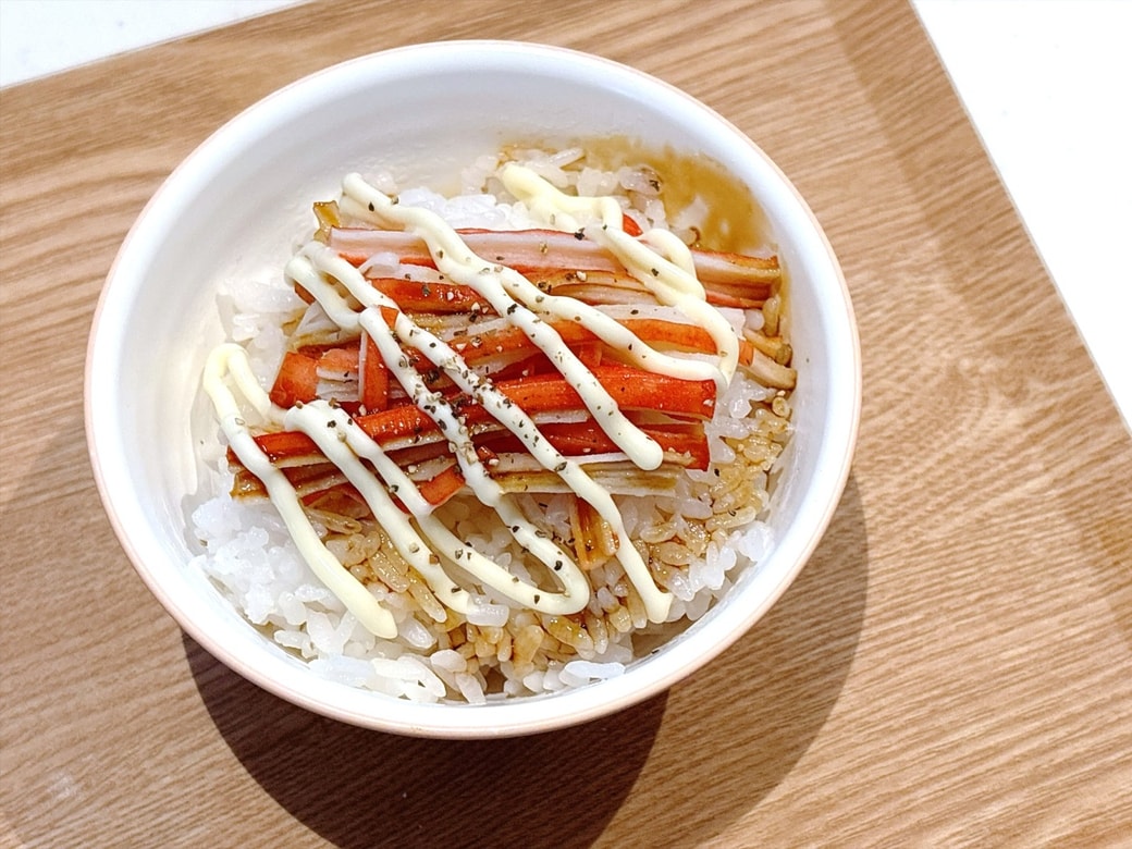 できあがった「かにかま醤油ごはん」