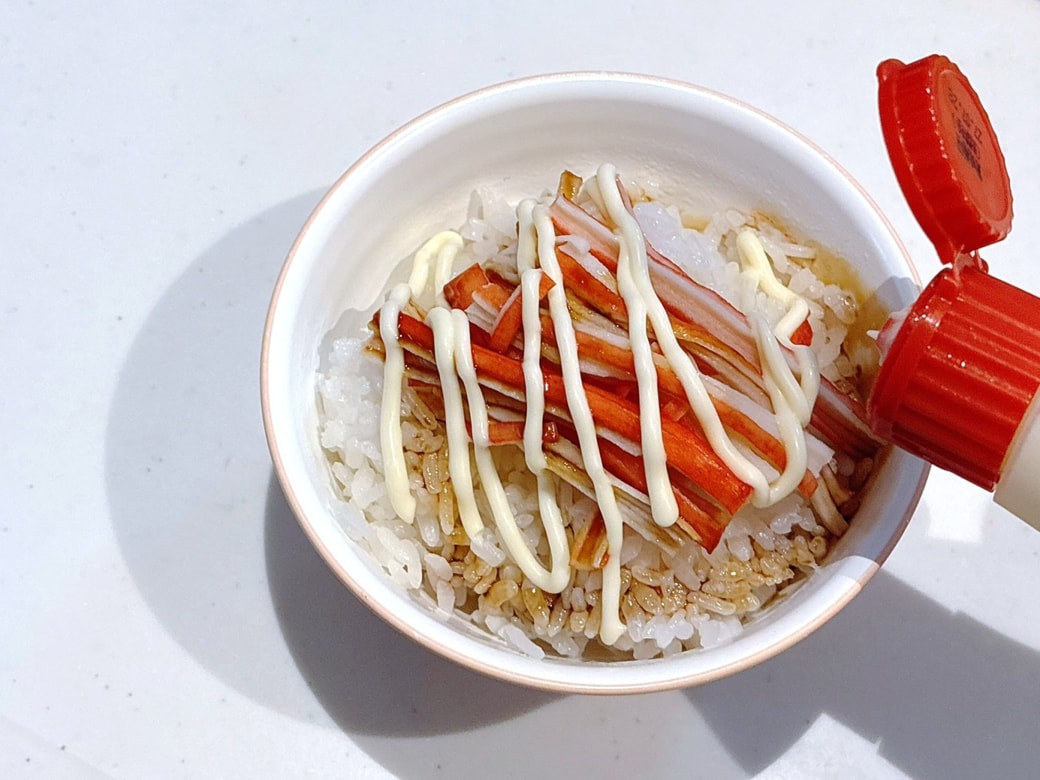 手順2.醤油をまわしかけて、マヨネーズをかける