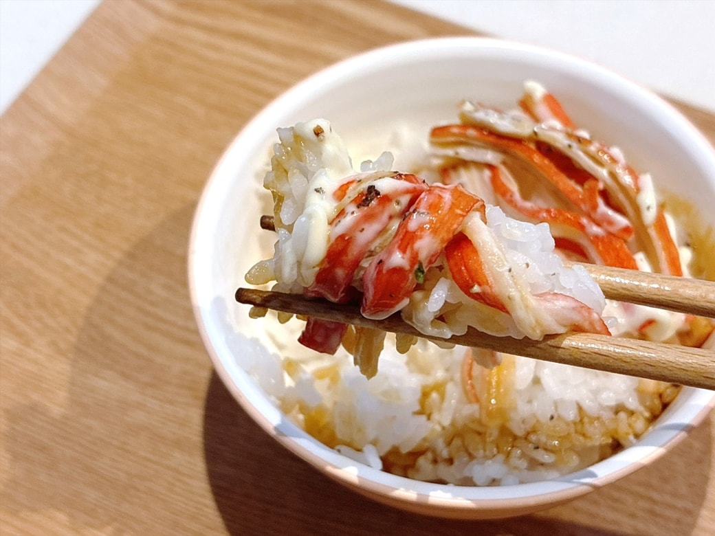 かにかまの甘みと醤油のしょっぱさがよく合っていて、そこにマヨネーズが加わることで少しこってりした味になる