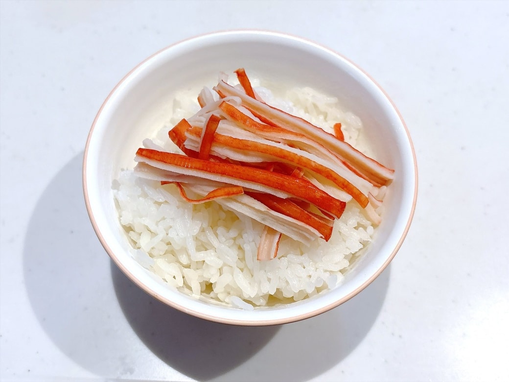 手順1.茶碗にごはんをよそい、ほぐしたかにかまをのせる