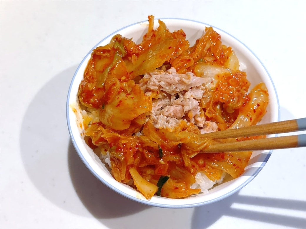 手順1.ごはんを茶碗に盛り、キムチとツナをのせる
