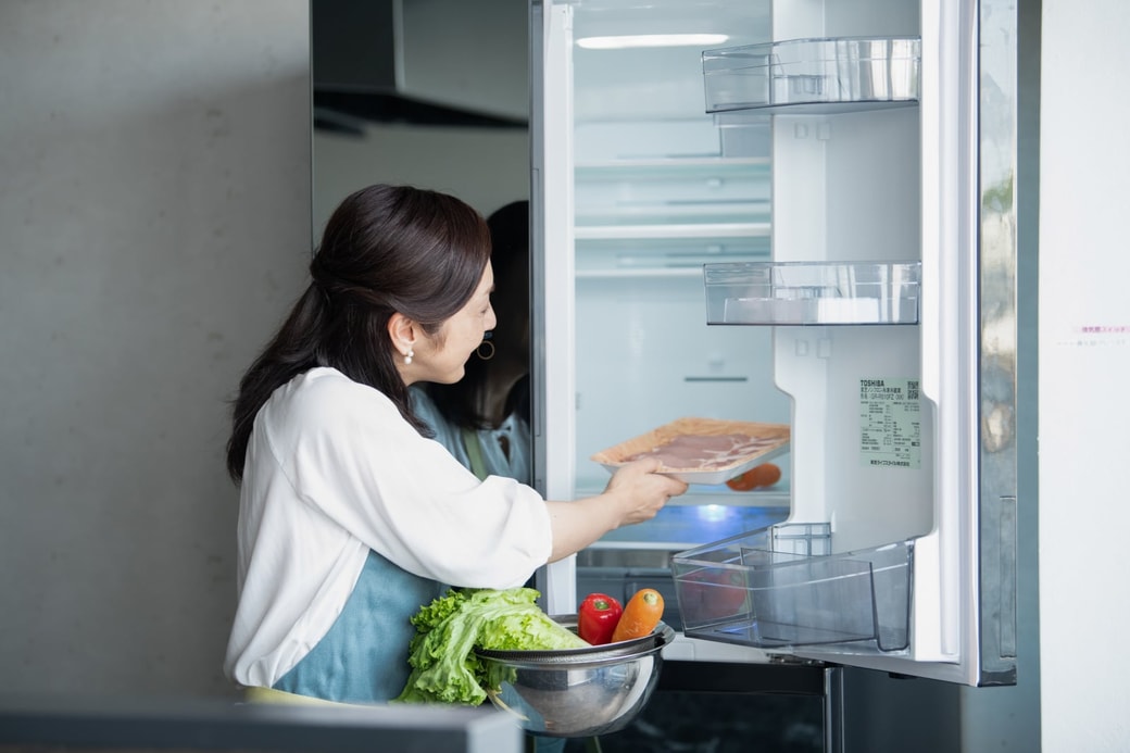 食材を取り出す女性