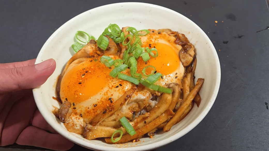 「奇跡の目玉焼き」をご飯の上にのせる