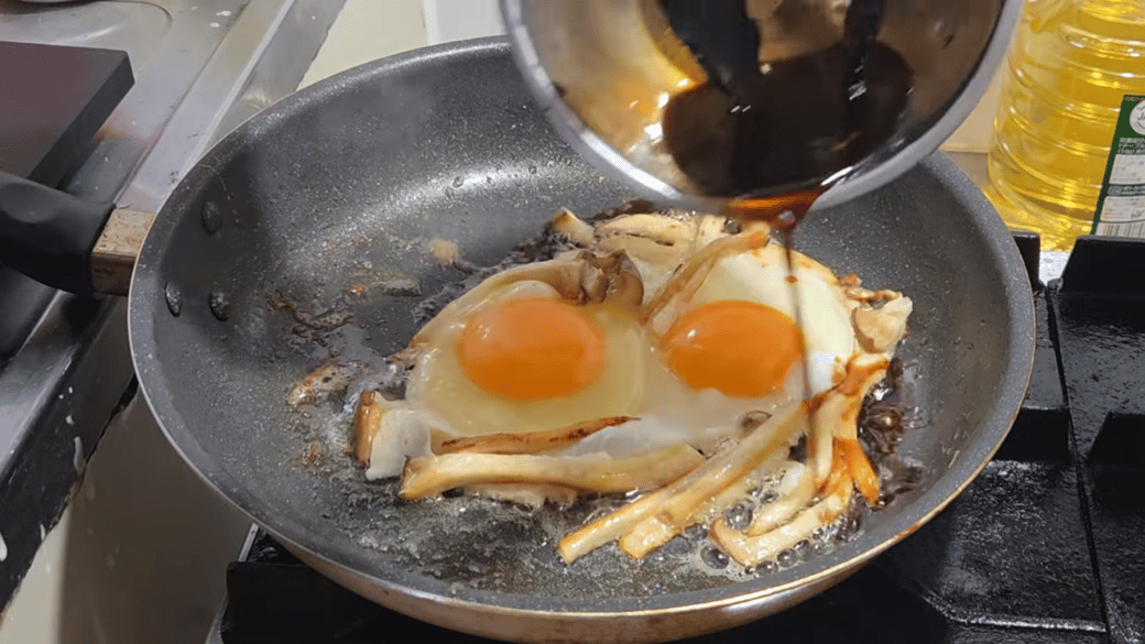 作っておいたタレを回し入れる