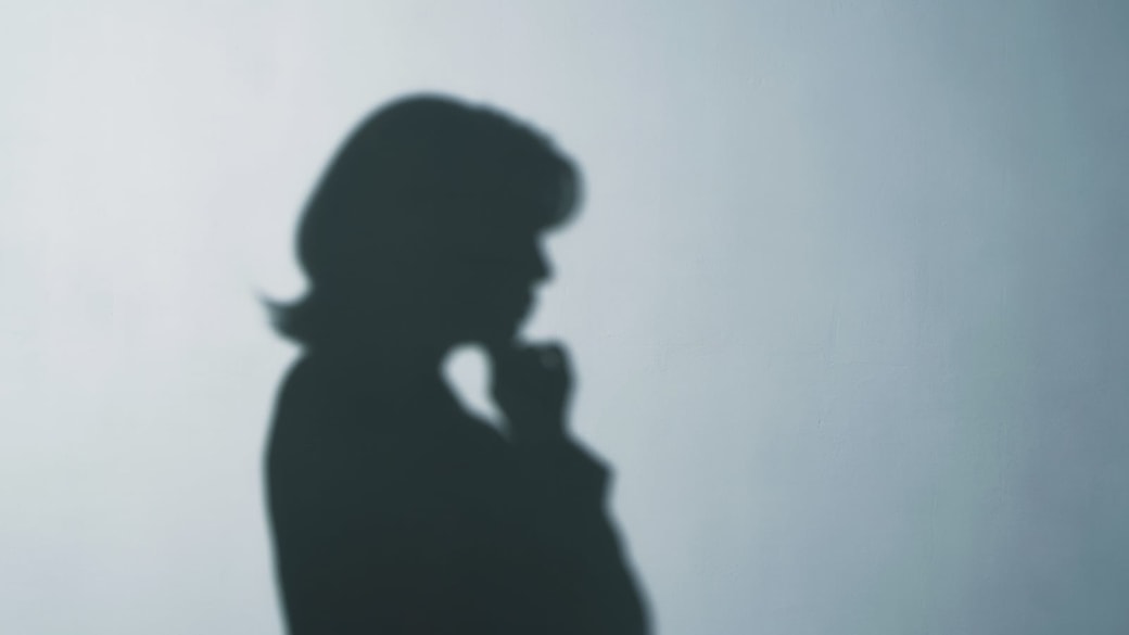 悩む女性の影