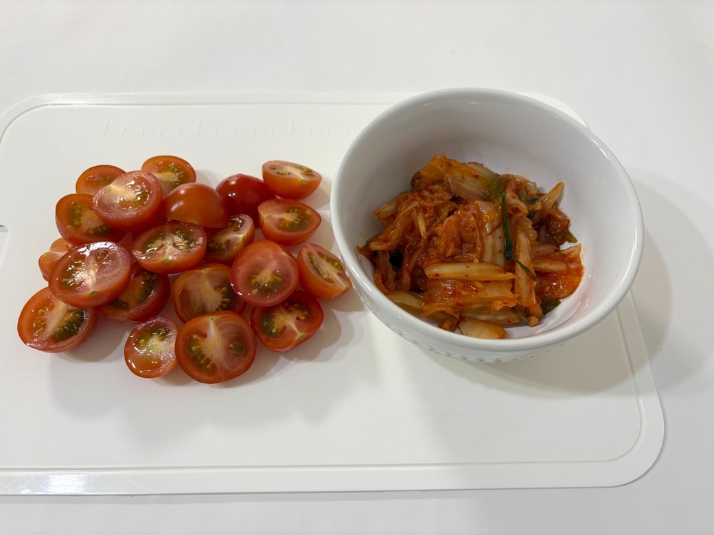 ミニトマトとキムチを切る