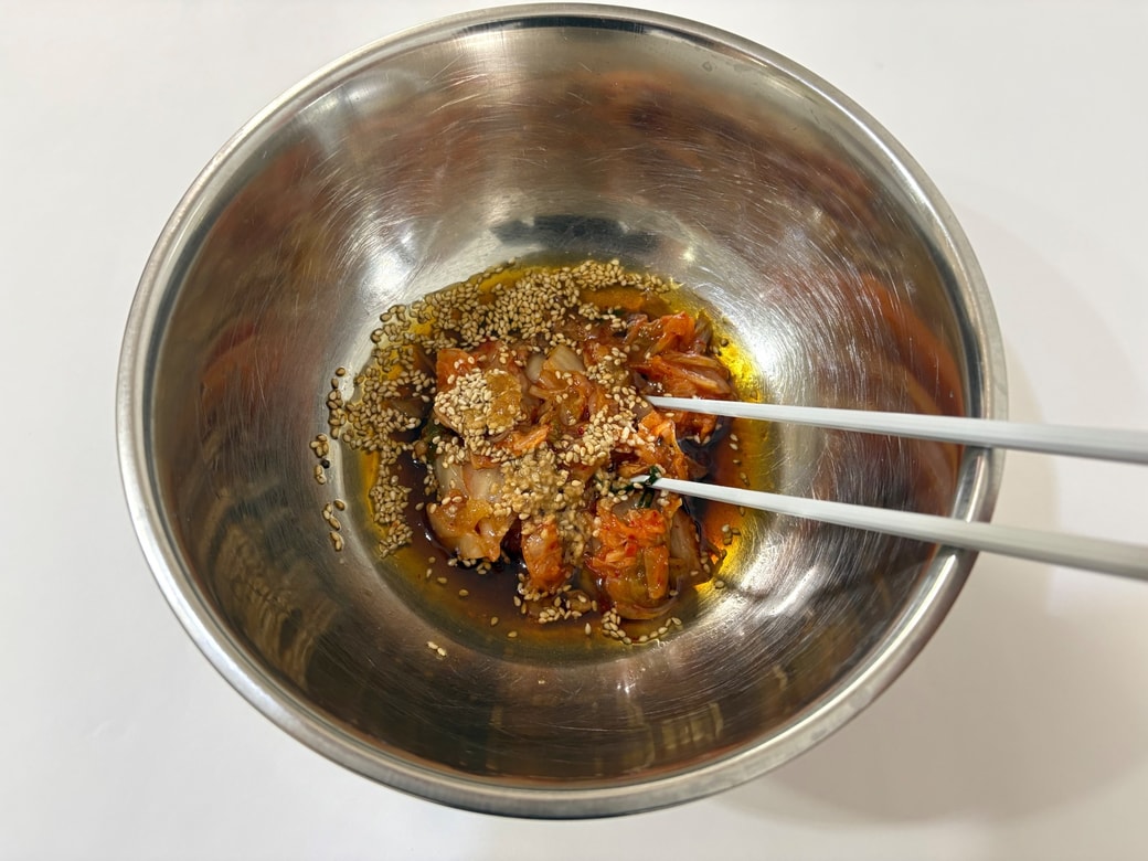 調味料とキムチを混ぜる