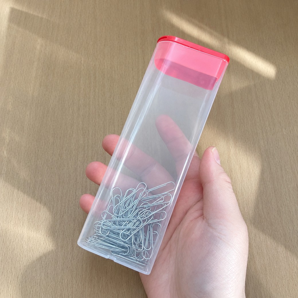 ゼムクリップを入れたチョコベビーの空き容器