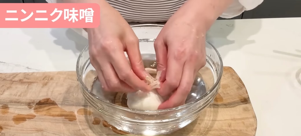 にんにくの皮をむく人