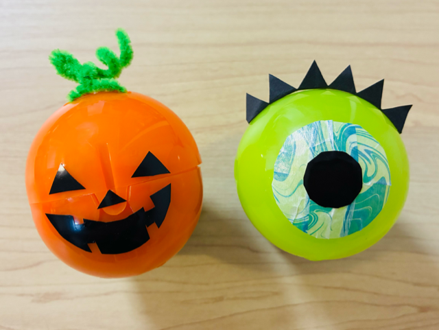 装飾してお菓子を中に入れたら、ハロウィンギフトの完成！