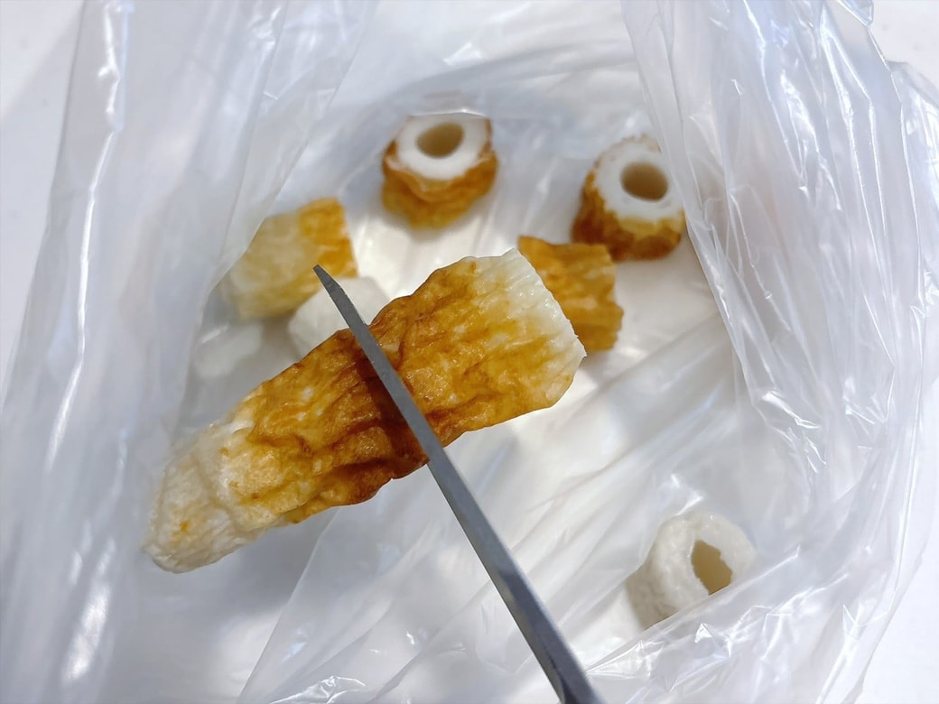 手順1.ちくわをキッチンばさみでカットしながら、ポリ袋に入れる