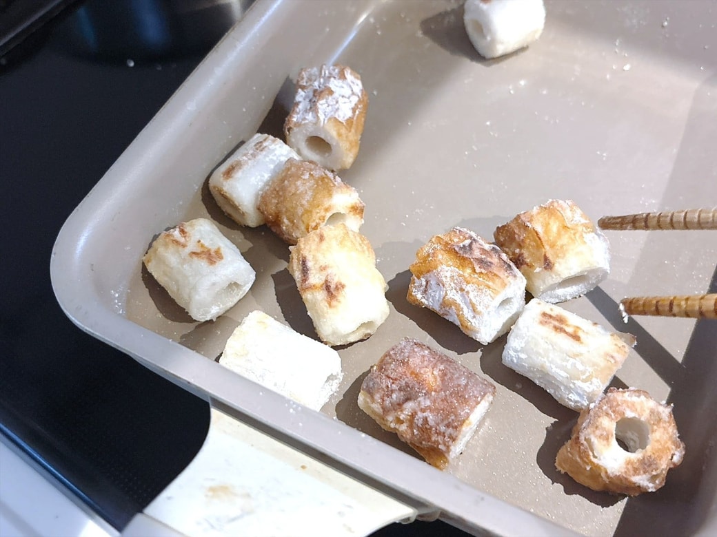 ときどき転がして、ちくわ全体をカリカリに仕上げる