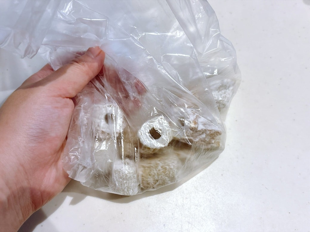 手順2.ポリ袋に片栗粉を入れて、ちくわにまぶす