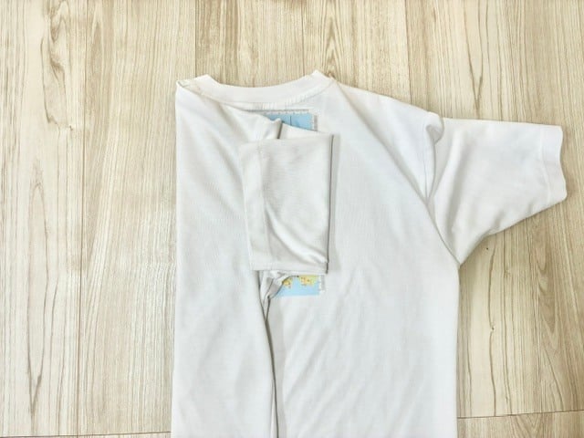 左右の袖を内側に折る