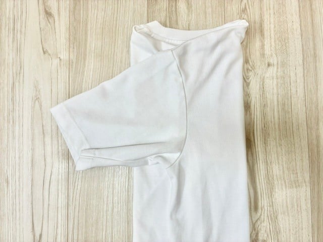 左右の袖を内側に折る
